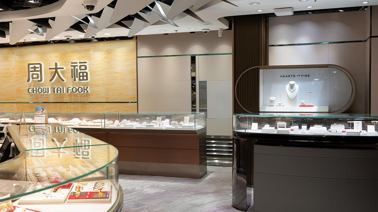 1280-A-Chow-Tai-Fook-store-in-Hong-Kong-credit-shutterstock_2675409821-(2)