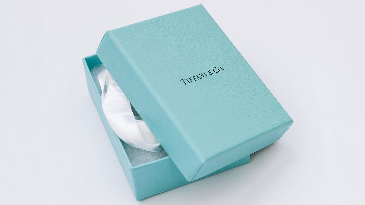 1280-A-Tiffany-&-Co.-jewelry-box-credit-shutterstock_2268496457