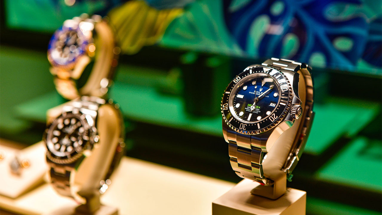 1280-A-display-of-Swiss-watches-credit-shutterstock_2602924041-(1)