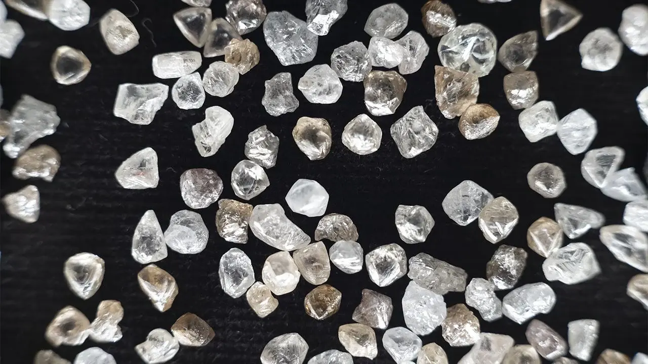 1280-Collection-of-rough-diamonds-in-diamond-displays-at-De-Beers-Group-offices-Calgary