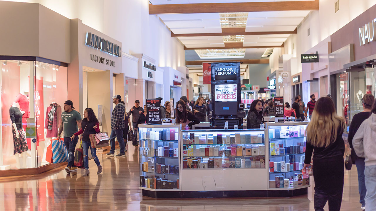 1280-People-shopping-at-a-mall-in-Grapevine,-Texas-credit-shutterstock_1574615413-(1)