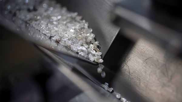 1280-Sorting-at-DTC-Botswana-credit-De-Beers