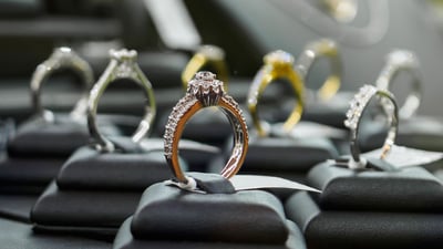 1280x720-A-jwelry-store-display-credit-shutterstock_2155531295