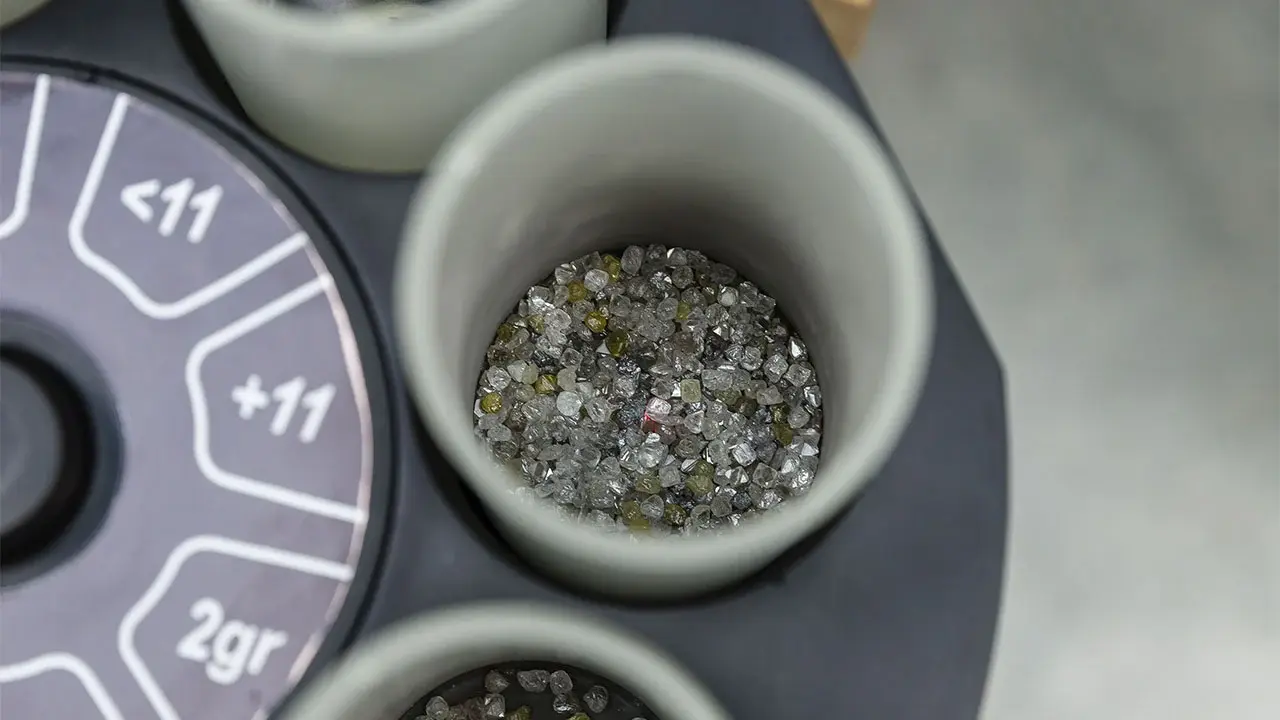 1280x720-Alrosa-rough-diamond-sorting-20250810113542